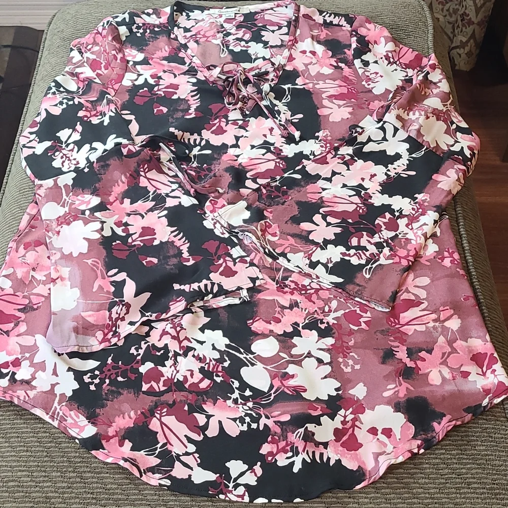 Quintessential Split Sleeve Blouse - Picture 14 of 14